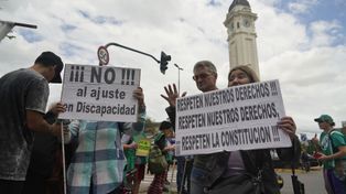 La protesta contra la quita del befenicio para personas con discapacidad se realizó en la Terminal.