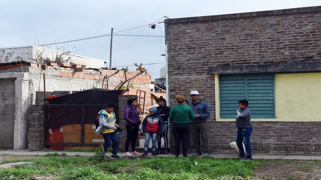 Familiares y vecinos de Norma Quiroga frente a la vivienda donde vivió encerrada con su hija hasta que fue asesinada.
