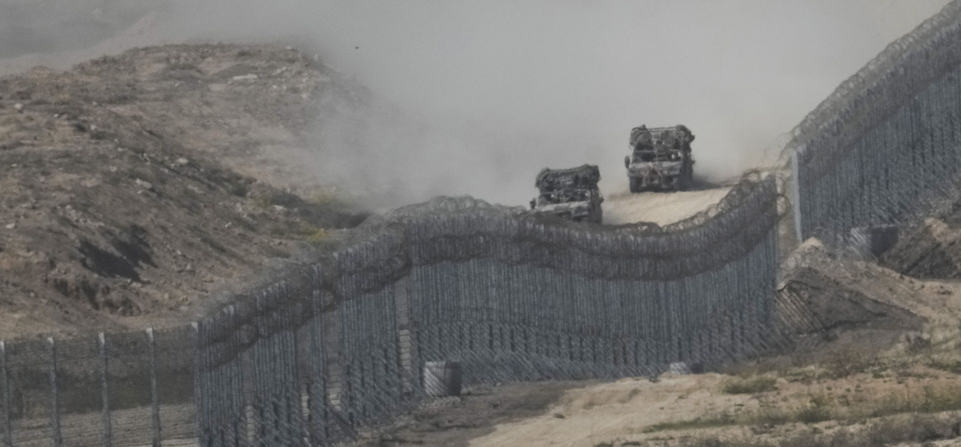 Vehículos de las Fuerzas de Defensa de Israel circulan por la Franja de Gaza, visto desde el sur de Israel, el viernes 10 de noviembre de 2023. (Foto AP/Leo Correa) Vehículos de las Fuerzas de Defensa de Israel circulan por la Franja de Gaza, visto desde el sur de Israel, el viernes 10 de noviembre de 2023. (Foto AP/Leo Correa)