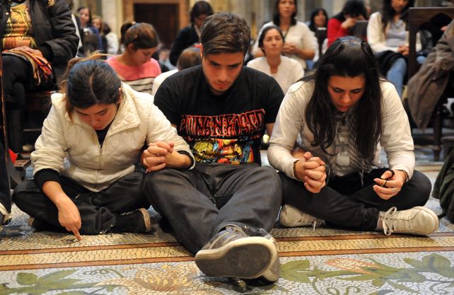 Los files católicos se congregaron en distintos puntos del país. (Foto: Télam)