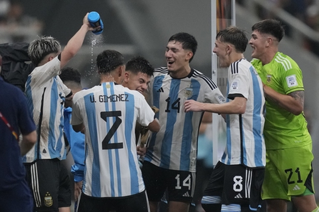 Los chicos argentinos festejan el triunfo ante Brasil en cuartos de final.