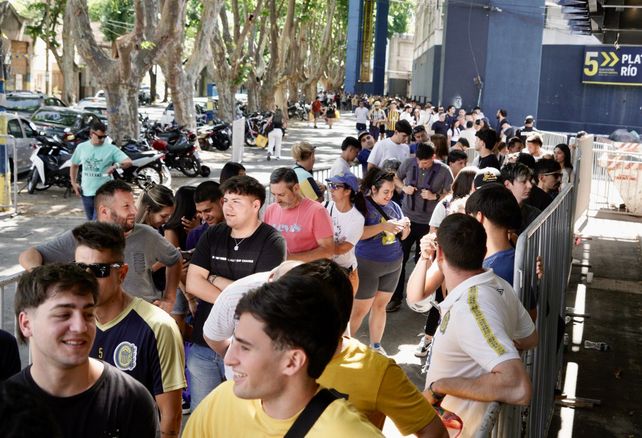 Centenares de hinchas de Central desafiaron el calor con un único fin: poder comprar la nueva camiseta.