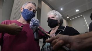 Alberto Perassi y Alicia Ostri, los padres de Paula Perassi, dialogaron con la prensa tras conocer el fallo que condenó al matrimonio Strumia-Michl.