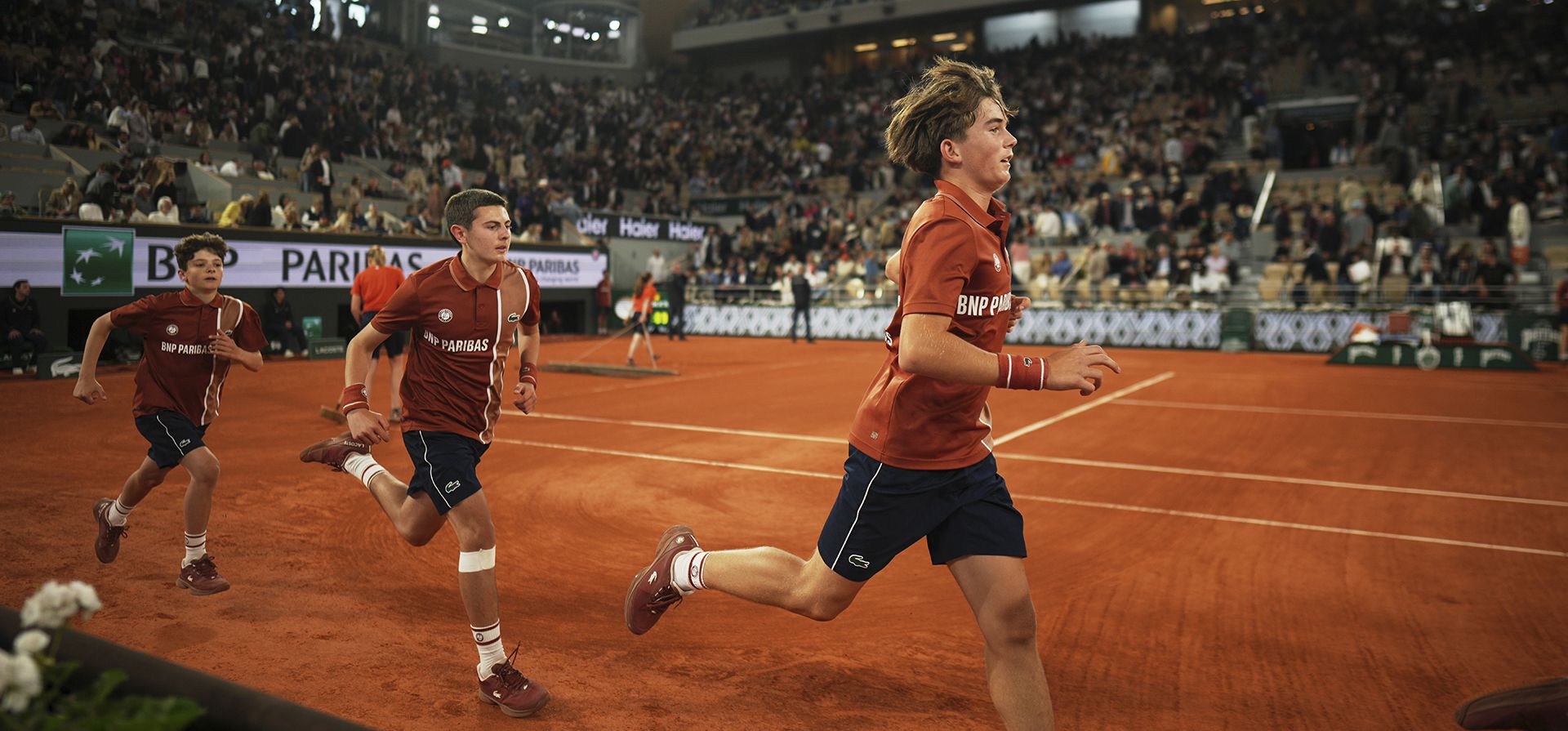 Recogepelotas corren durante un descanso en el partido de semifinales del Abierto de Francia de tenis entre Aryna Sabalenka de Bielorrusia y Iga Swiatek de Polonia en el estadio Roland-Garros de París, el jueves 5 de junio de 2025. (Foto AP/Thibault Camus) Recogepelotas corren durante un descanso en el partido de semifinales del Abierto de Francia de tenis entre Aryna Sabalenka de Bielorrusia y Iga Swiatek de Polonia en el estadio Roland-Garros de París, el jueves 5 de junio de 2025. (Foto AP/Thibault Camus)