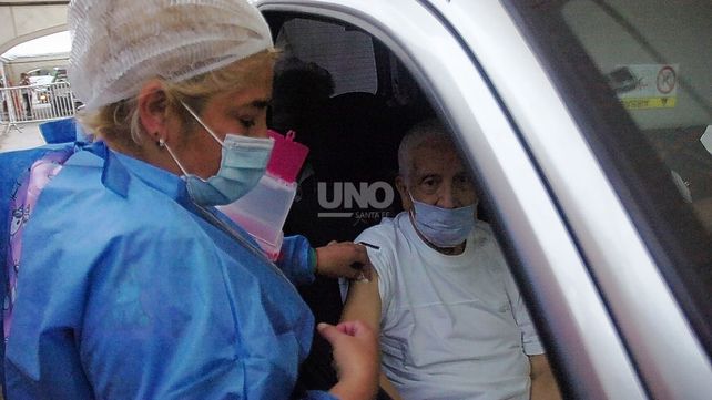 Hubo filas de hasta diez cuadras para vacunarse y el gobierno pidió respetar los turnos