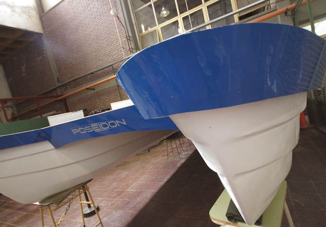 Ingenieros y estudiantes de la Universidad Tecnológica construyen un barco solar para el turismo