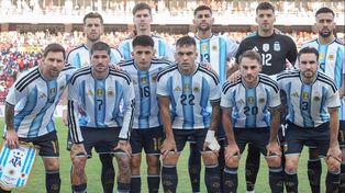 Lionel Messi, el gran capitán, sostiene el banderín de la AFA en la previa de Argentina ante Angola. Ahora se viene el Mundial 2026.