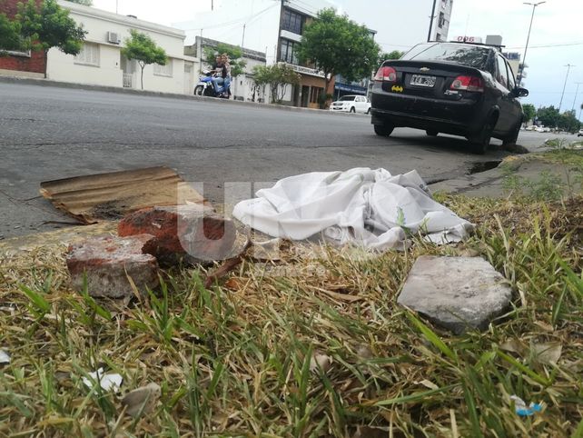 Una sábana y un pedazo de madera en el lugar donde la chica fue asistida