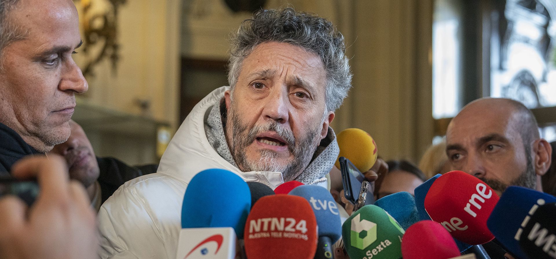 El músico argentino Fito Páez habla con la prensa cuando llega para presentar sus respetos al cantante cubano Pablo Milanés en la Casa de América en Madrid, España, el miércoles 23 de noviembre de 2022. Milanés, el baladista ganador del Grammy Latino que ayudó a fundar el