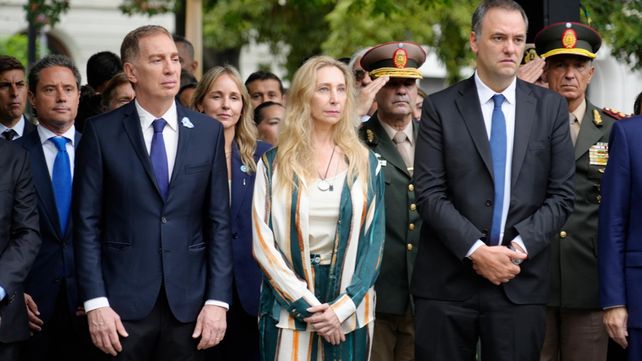 Fuerte respado de Javier Milei y Karina Milei a Manuel Adorni durante el acto de Mavinas