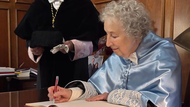 La escritora Margaret Atwood se pronunció contra la prohibición de libros