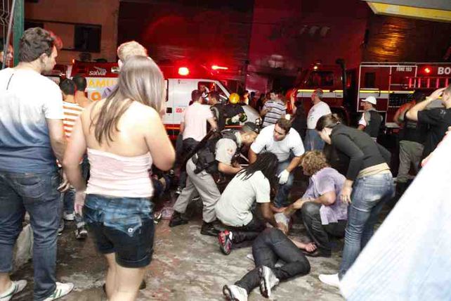 La gente ayuda a un herido en el incendio de Kiss. (Foto: AP)