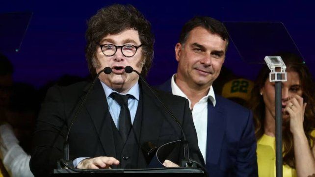 El presidente Javier Milei habla en la Convención del Partido Liberal (PL) ante la mirada atenta de Flávio Bolsonaro.&nbsp;