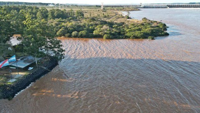 El río Uruguay está a metros de la proveduría del camping La Tortuga Alegre.
