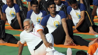 El premier indio Narendra Modi ha hecho del yoga parte de su política. Pero impulsa la versión religiosa de esta práctica, lo que causa rechazos dentro de India.