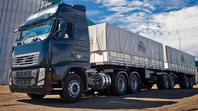 El gobierno nacional desreguló la circulación de camiones bitrenes en todo el país para reducir costos logísticos y facilitar el transporte de carga.
