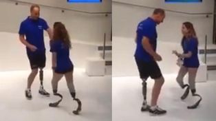Se viralizó el video de una pareja bailando con prótesis ortopédicas