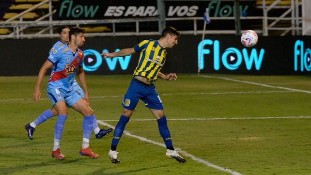En el día de su debut con la camiseta de Central, el uruguayo Rabuñal anotó un gol, de cabeza. Fue el 2-0 parcial.