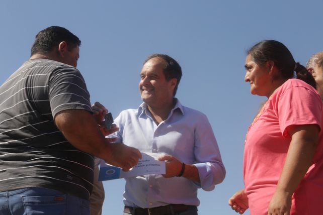 El funcionario en territorio, durante una entrega de viviendas del programa Casa Propia.
