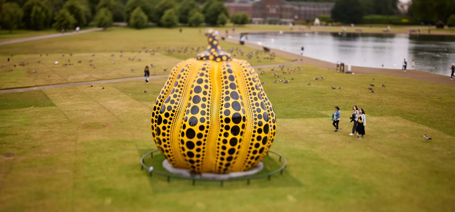 Pumpkin (2024), una nueva escultura a gran escala de la artista japonesa Yayoi Kusama, se instala junto al Round Pond en Kensington Gardens como parte de las presentaciones de arte público de la galería Serpentine, Londres, Inglaterra. Fotografía: David Levene/The Guardian Pumpkin (2024), una nueva escultura a gran escala de la artista japonesa Yayoi Kusama, se instala junto al Round Pond en Kensington Gardens como parte de las presentaciones de arte público de la galería Serpentine, Londres, Inglaterra. Fotografía: David Levene/The Guardian