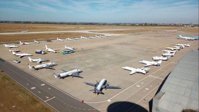 La plataforma del Aeropuerto Córdoba se veía este domingo a la tarde repleta de aviones privados.&nbsp;