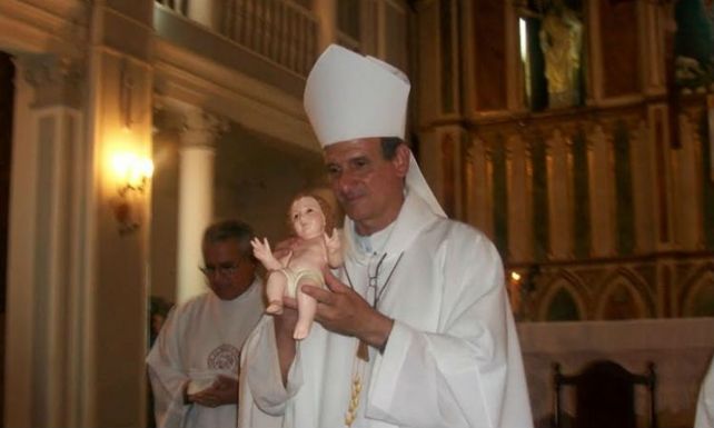 El obispo Adolfo Canecín oficiará una misa a la vera del río e invitó a llevar elementos no perecederos para las familias afectadas.