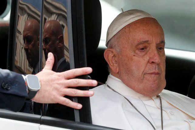 Miles de fieles rezan todas las noches por la salud del Papa. Miles de fieles rezan todas las noches por la salud del Papa.