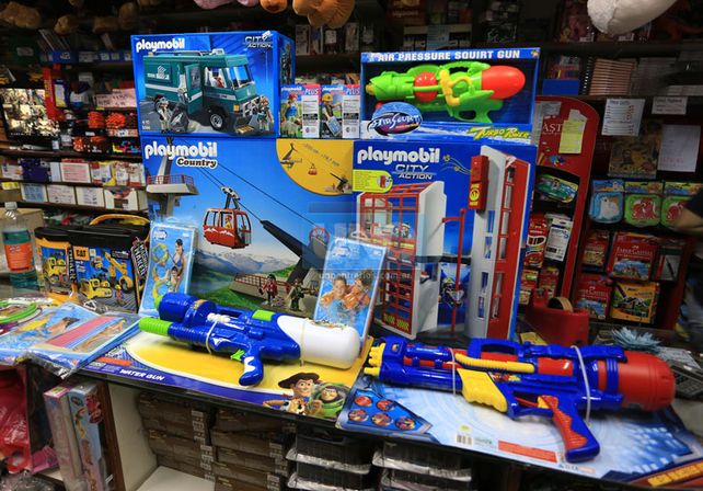 Regalos clásicos. Padres y abuelos optan en esta fecha por gastar menos que en Navidad. (Foto UNO/Diego Arias)