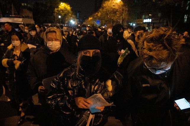 Protesta nocturna en Pekín. Los jóvenes mostraban hojas en blanco en contra de la censura del régimen.
