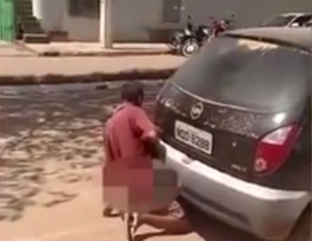 Lo engancharon cuando tenía sexo con un auto