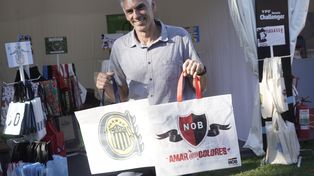Federico Emiliani exhibiendo las bolsas de los clubes en el puesto de Ecofactory en el YPF Rosario Challenger.