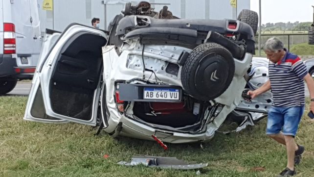 Así quedó el Citröen tras el vuelco protagonizado en plena autopista.