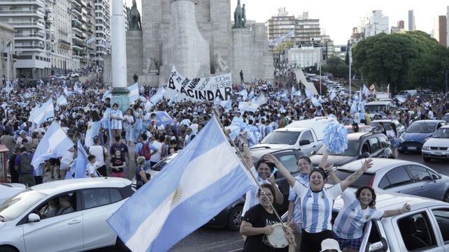 Caravana de hinchas y autos en el Monumento para celebrar el triunfo de Argentina.