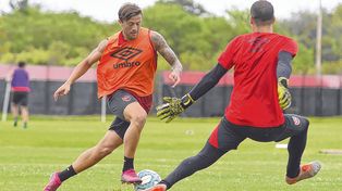 Pum para adentro. Denis Rodr&iacute;guez en pleno entrenamiento en el predio buscando un lugar en el once.