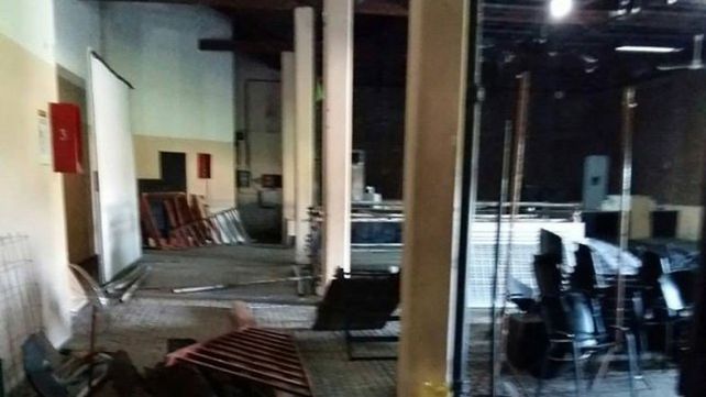 La sala principal del centro cultural Juan L. Ortiz parece un depósito abandonado