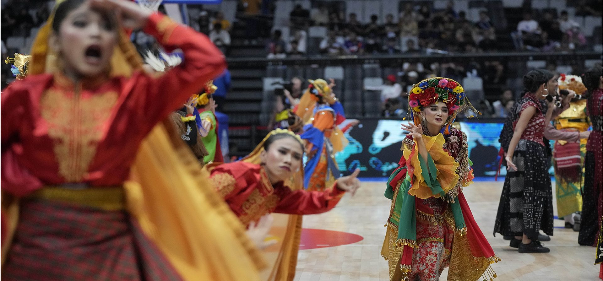 Bailarines actúan durante la ceremonia de apertura de la Copa Mundial de Baloncesto en el estadio Indonesia Arena en Yakarta, el viernes 25 de agosto de 2023. (Foto AP/Dita Alangkara) Bailarines actúan durante la ceremonia de apertura de la Copa Mundial de Baloncesto en el estadio Indonesia Arena en Yakarta, el viernes 25 de agosto de 2023. (Foto AP/Dita Alangkara)
