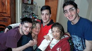 Los chicos tienen un gran sosten en su mamá Rosario, quien los acompaña en todo.