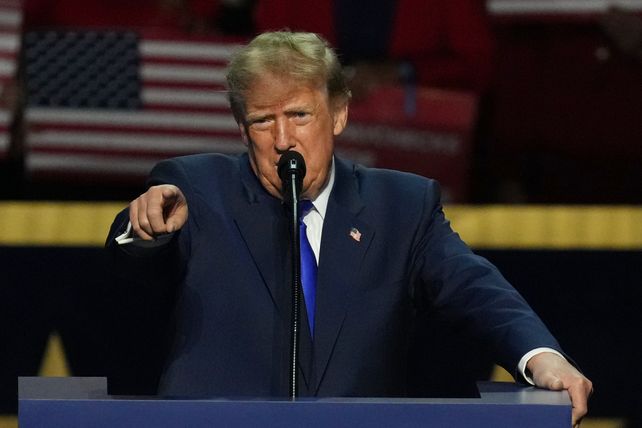 Trump promete un dividendo por 5.000 dólares a cada estadounidense adulto si los republicanos ganan las intermedias