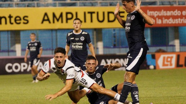 Matías Cóccaro cae en el área de Acassuso. El delantero de Newells tuvo un par en el complemento que le sacó el arquero. Afuera de la Copa Argentina.