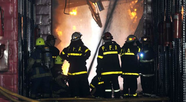 Los bomberos trabajaban con un amoladora cuando se desplomó una pared que los mató en el acto.