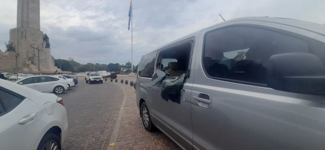 Un hombre fue víctima de un millonario robo frente del Monumento a la Bandera