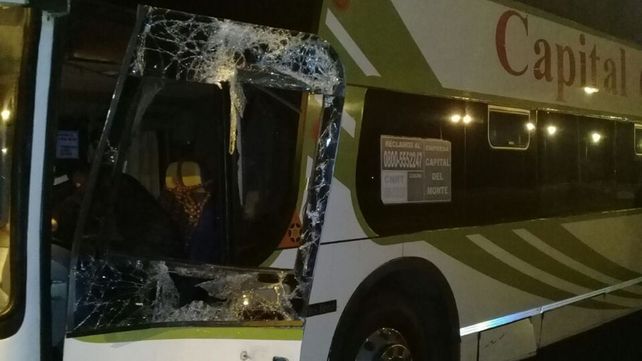 Un colectivo chocó contra un guardrail y un poste de iluminación en la ruta nacional 14