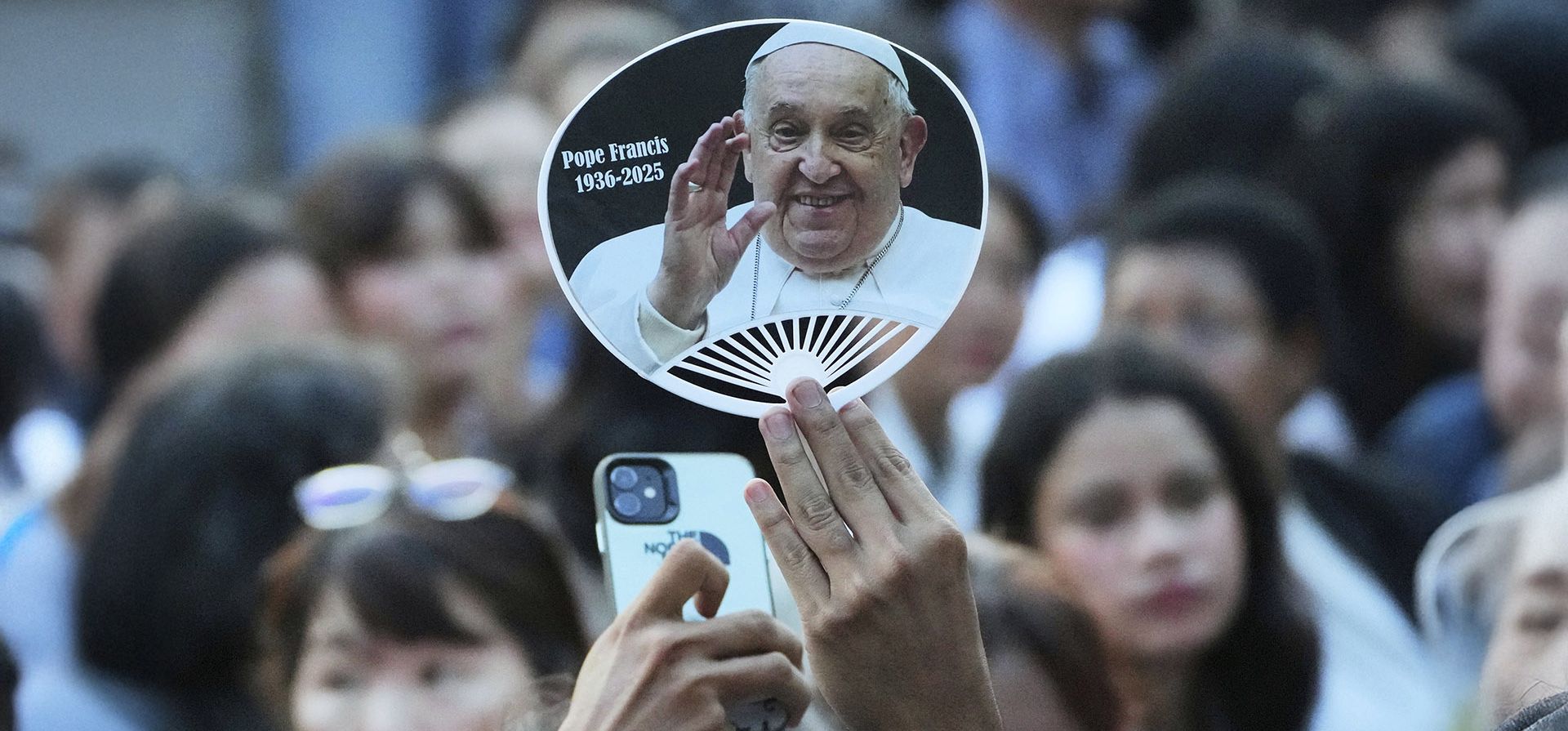 Un hombre sostiene un abanico con un retrato del papa Francisco antes de una misa de réquiem por el difunto papa en la catedral de Yakarta, Indonesia, el jueves 24 de abril de 2025. (Foto AP/Achmad Ibrahim) Un hombre sostiene un abanico con un retrato del papa Francisco antes de una misa de réquiem por el difunto papa en la catedral de Yakarta, Indonesia, el jueves 24 de abril de 2025. (Foto AP/Achmad Ibrahim)