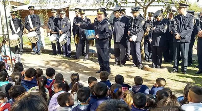 El pequeño director de la Banda Policial