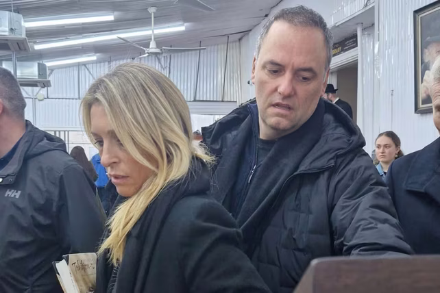 Bettina Angeletti y Manuel Adorni.