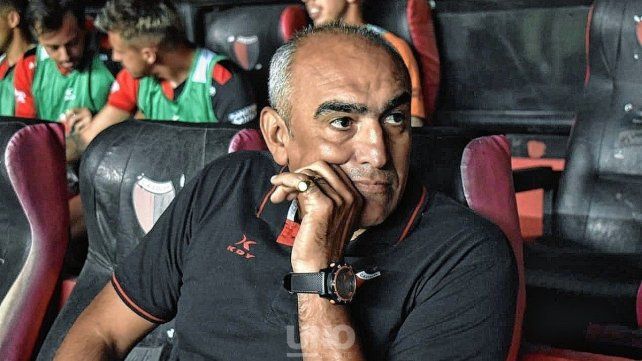 Iván Delfino sigue invicto como DT de un Colón que ahora manda en soledad en su zona.