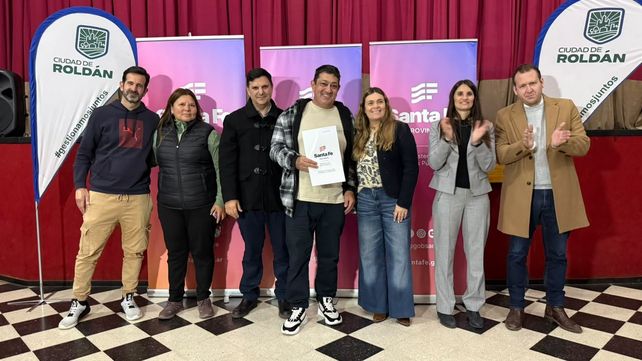 Familias roldanenses recibieron los títulos de propiedad de sus viviendas