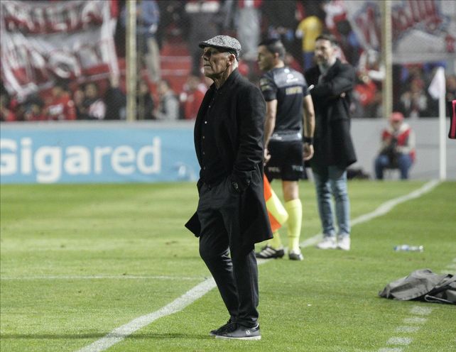 Miguel Ángel Russo en cancha de Unión, en su último partido como entrenador de Central.