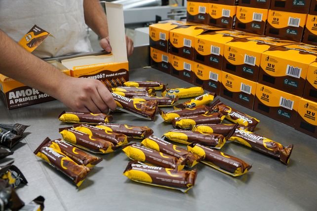 Los cubanitos se envasan y se agrupan en cajas que son distribuidas a distintos puntos de venta que la marca tiene en el país.