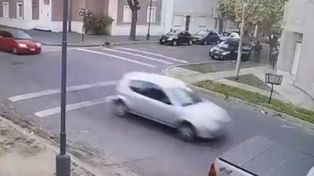 Sobre la parte superior derecha de la imagen se aprecia cómo tres desconocidos abordan a un hombre y lo introducen por la fuerza en su propio auto.
